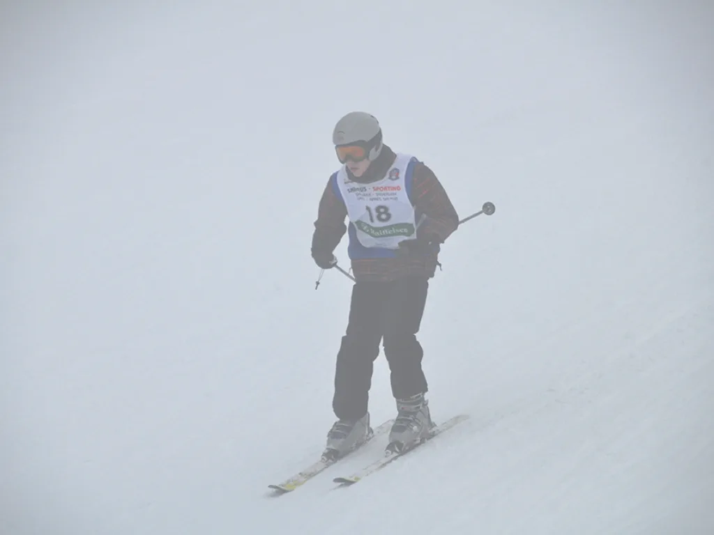 Skifahrer mit Startnummer 18 auf der Rennstrecke.